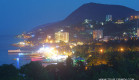 Алушта отдыхает или  вид на летнюю курортную набережную теплой летней ночью